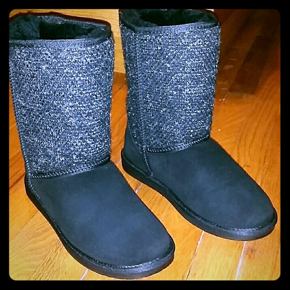 Black furry Minnetonka boots